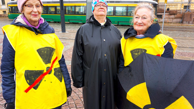 Nato-vastaisessa mielenosoituksessa 8.10.-22 Naiset Rauhan puolesta järjestöstä puhui Ulla Klötzer