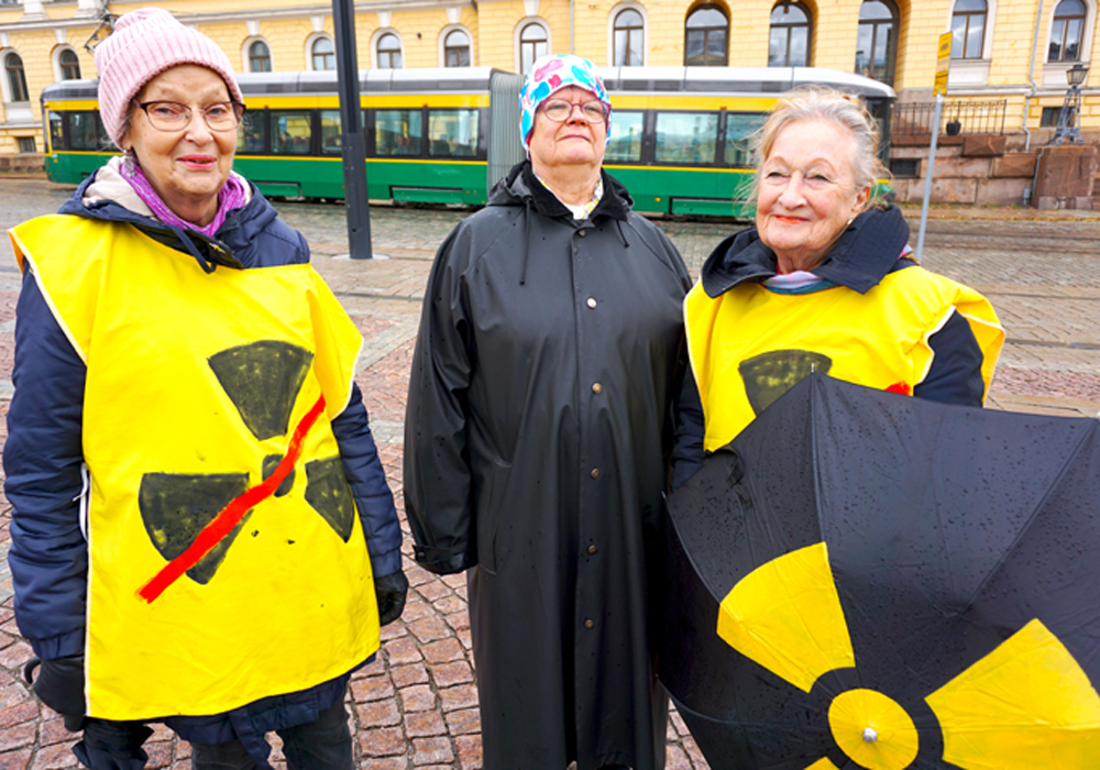 Nato-vastaisessa mielenosoituksessa 8.10.-22 Naiset Rauhan puolesta järjestöstä puhui Ulla Klötzer