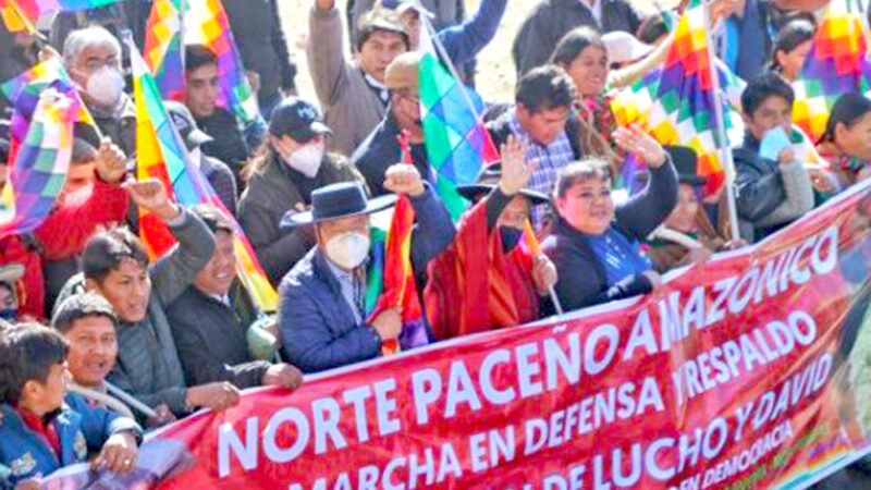 Boliviassa massiivisessa mielenosoituksessa sanotaan: ”vallankaappaajat eivät pääse ohi”