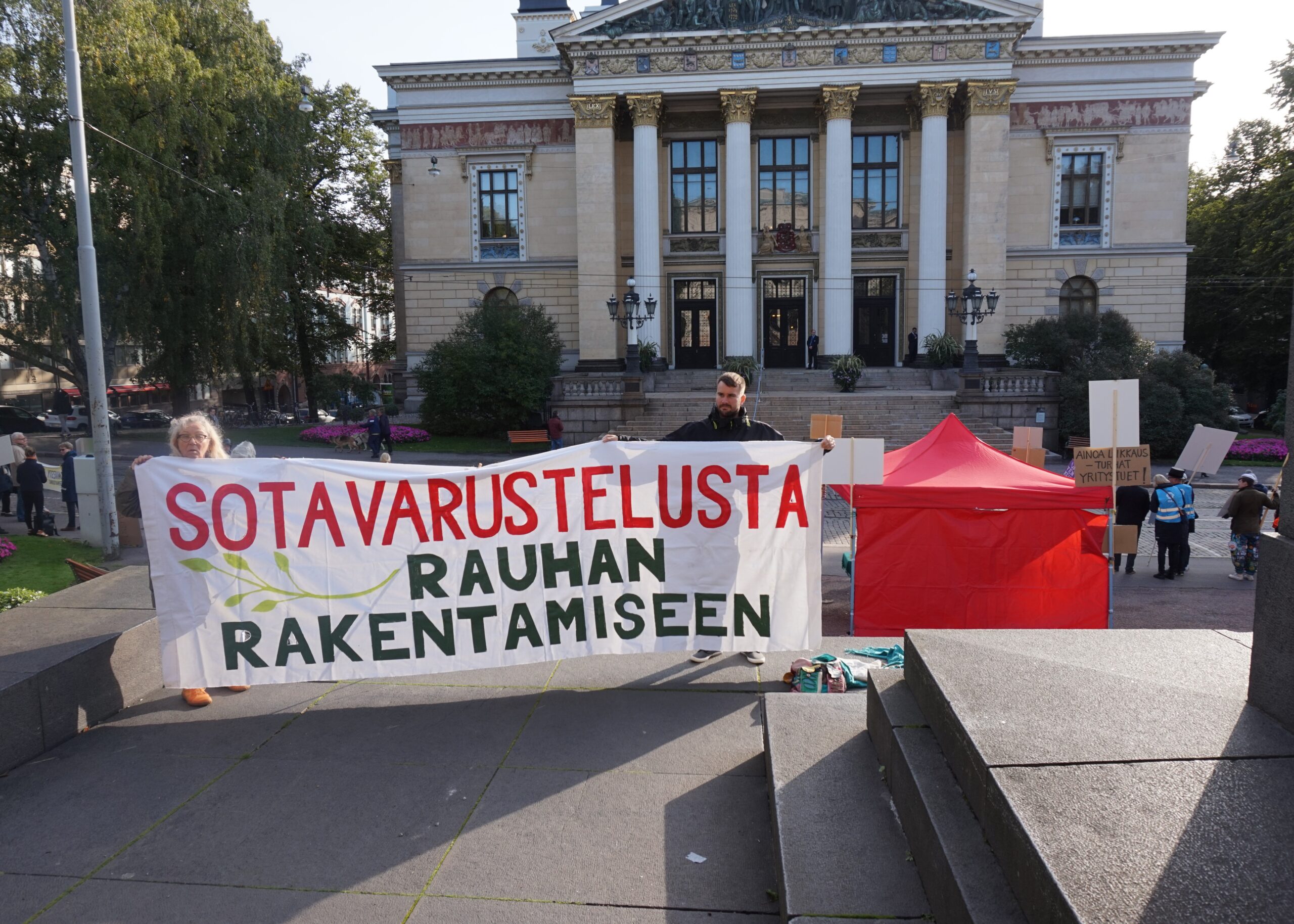 Säätytalon säädytön näytelmä jatkuu