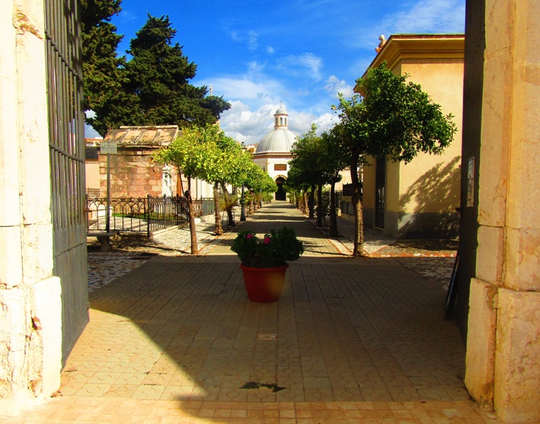 ELÄVIEN KUOLLEIDEN PARISSA MALAGASSA