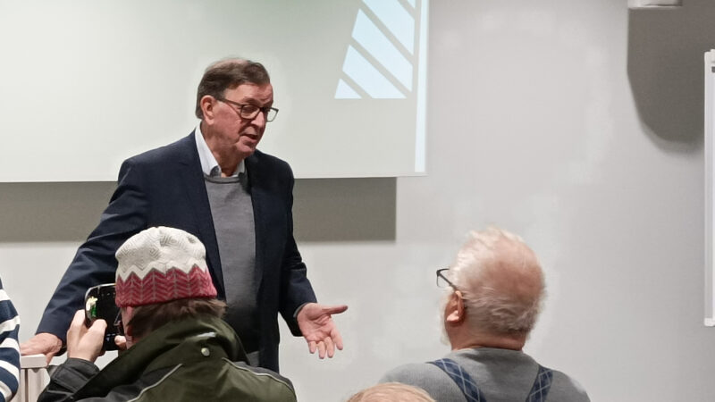 Presidenttiehdokas Väyrynen esitelmöi Tampereella – sota vai rauha Suomelle