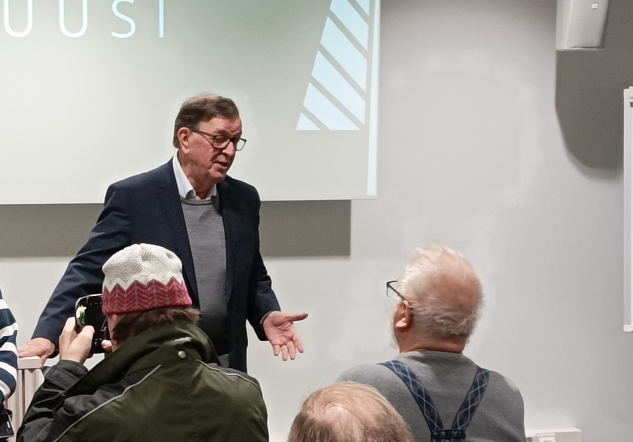 Presidenttiehdokas Väyrynen esitelmöi Tampereella – sota vai rauha Suomelle