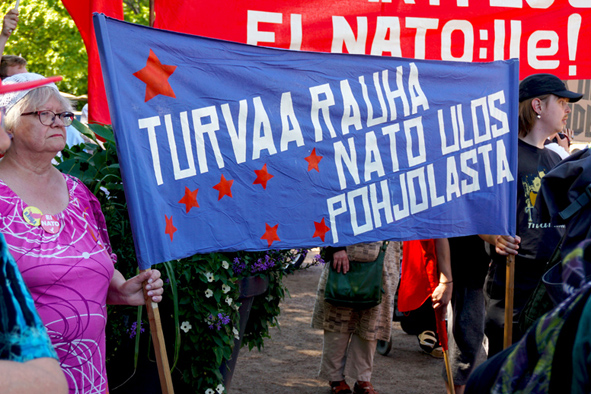 Tämä tunnus otettiin käyttöön runsas vuosikymmen sitten, koska oli tiedossa, että Nato pyrkii laajentumaan koko Skandinavian alueelle, voidakseen uhata Pietarin talousaluetta ja Venäjän Muurmanskin pohjoista laivastoa. Väärässä emme olleet.