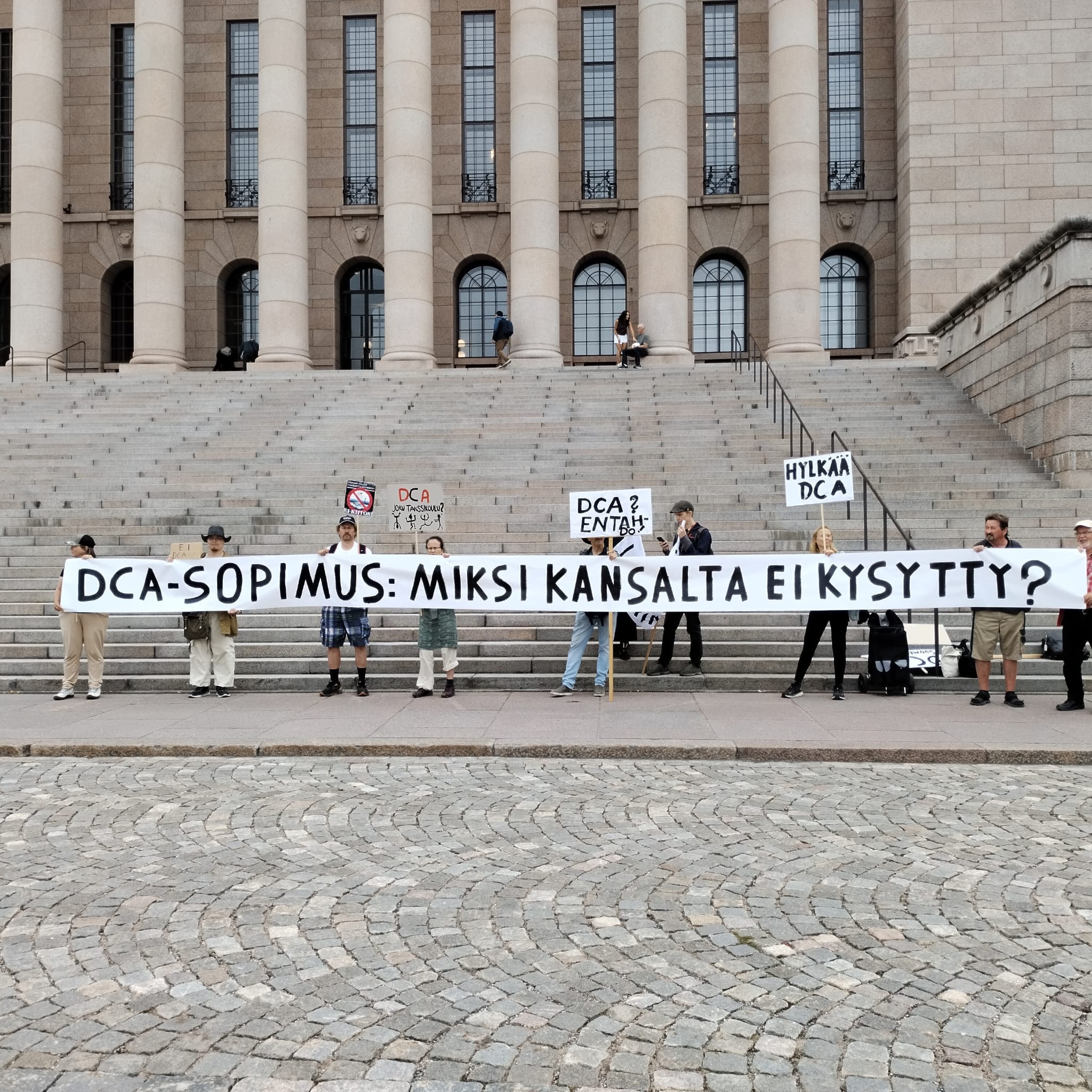 Kansanvaltainen hallitus turvaamaan rauhaa ja hyvinvointia