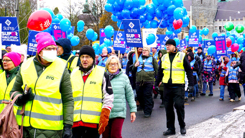 SAK työnsi lupauksensa romukoppaan ja Teollisuusliitto laittoi ihmisten toimeentulon alennusmyyntiin