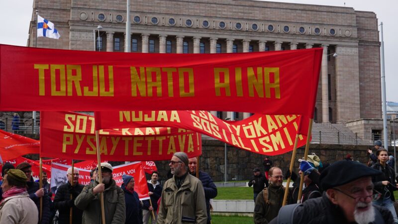 Jos haluat elää, vastusta asevarustelua ja sotia!