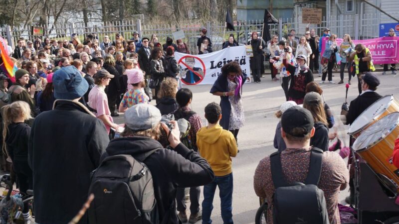 Hölmöläisten hommaa: Veroja alennetaan ja kaikesta leikataan.