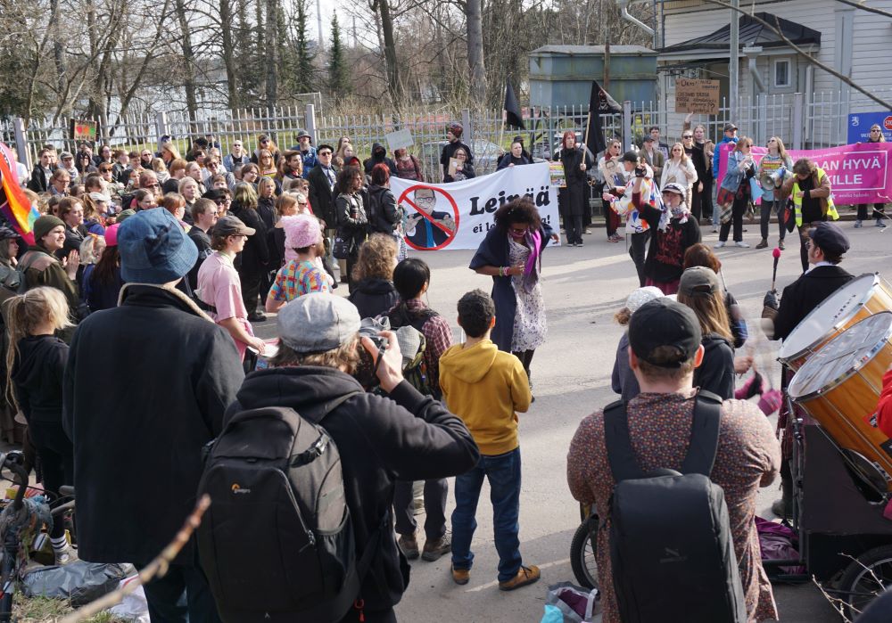 Hölmöläisten hommaa: Veroja alennetaan ja kaikesta leikataan.