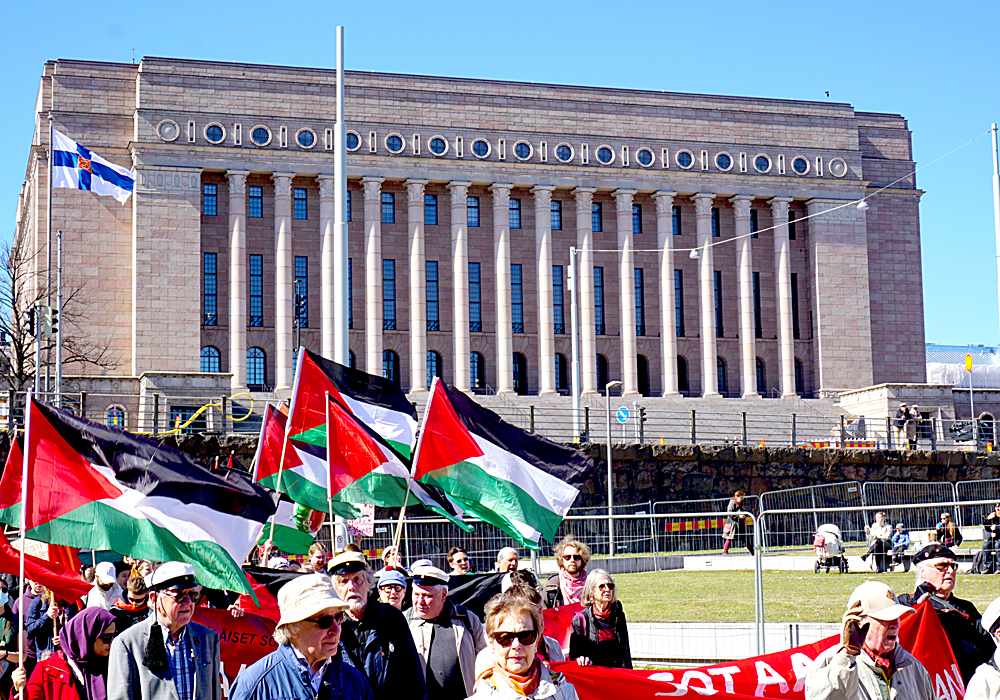 Hallitus ja eduskunta taas perusoikeuksia rajoittamassa